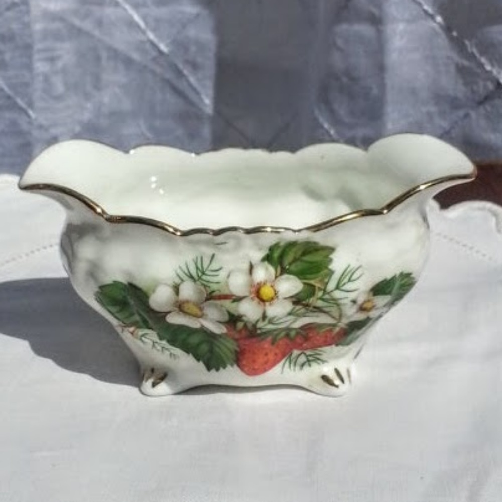 Strawberry Ripe Hammersley & Co. Bone China sugar bowl VINTAGE